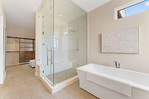 Lakeview Luxury Home in Vineyard w Infinity Pool hot tub