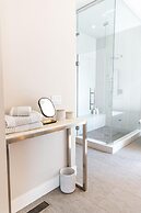 Lakeview Luxury Home in Vineyard w Infinity Pool hot tub