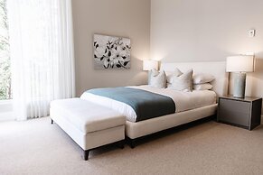 Lakeview Luxury Home in Vineyard w Infinity Pool hot tub