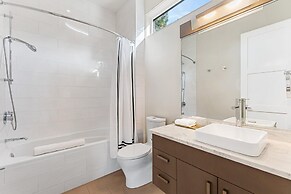 Lakeview Luxury Home in Vineyard w Infinity Pool hot tub