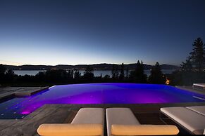 Lakeview Luxury Home in Vineyard w Infinity Pool hot tub