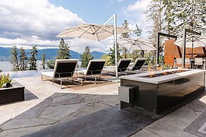 Lakeview Luxury Home in Vineyard w Infinity Pool hot tub