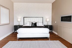 Lakeview Luxury Home in Vineyard w Infinity Pool hot tub