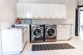 Lakeview Luxury Home in Vineyard w Infinity Pool hot tub