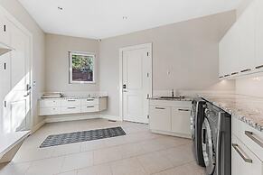 Lakeview Luxury Home in Vineyard w Infinity Pool hot tub