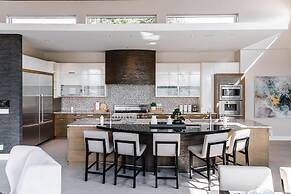 Lakeview Luxury Home in Vineyard w Infinity Pool hot tub