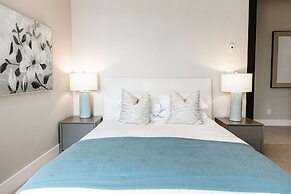 Lakeview Luxury Home in Vineyard w Infinity Pool hot tub