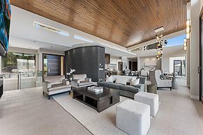 Lakeview Luxury Home in Vineyard w Infinity Pool hot tub