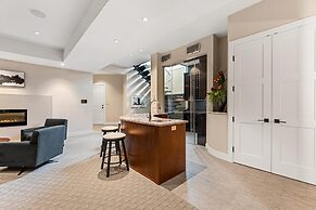 Lakeview Luxury Home in Vineyard w Infinity Pool hot tub