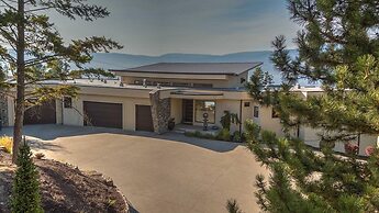 Lakeview Luxury Home in Vineyard w Infinity Pool hot tub
