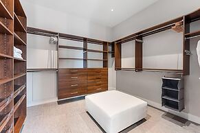 Lakeview Luxury Home in Vineyard w Infinity Pool hot tub