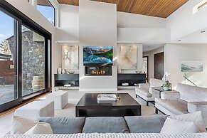 Lakeview Luxury Home in Vineyard w Infinity Pool hot tub