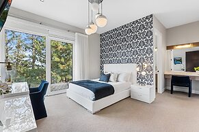 Lakeview Luxury Home in Vineyard w Infinity Pool hot tub