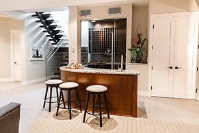 Lakeview Luxury Home in Vineyard w Infinity Pool hot tub