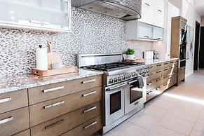 Lakeview Luxury Home in Vineyard w Infinity Pool hot tub