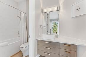 Lakeview Luxury Home in Vineyard w Infinity Pool hot tub