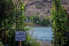 Rayleigh River Retreat - Garden Oasis