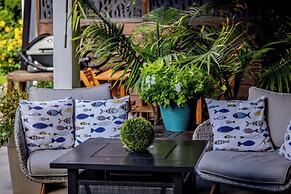 Rayleigh River Retreat - Garden Oasis