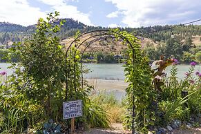 Rayleigh River Retreat - Garden Oasis