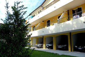 Luminous Flat With Shared Garden Next to the sea