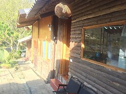 Tropical Riverside Homestay