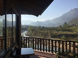 Tropical Riverside Homestay