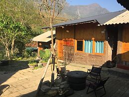 Tropical Riverside Homestay