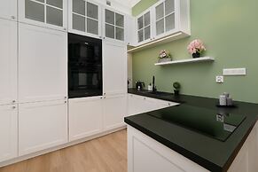 Green Apartment Piotrkowska by Renters