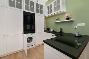 Green Apartment Piotrkowska by Renters