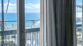 Alimos Sea View Family Apartment