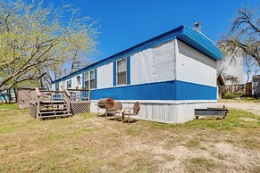 Cozy New Braunfels Retreat w/ Lake Dunlap Access