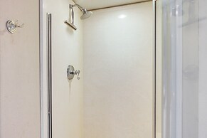 Biloxi Condo w/ Pool Access - Steps to Beach!