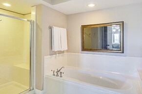 Biloxi Condo w/ Pool Access - Steps to Beach!