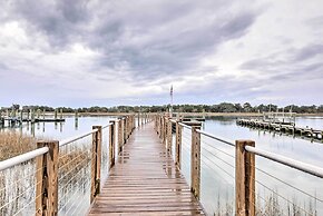 Coastal Beaufort Abode - Pool Access, Near Beaches