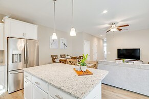 Coastal Beaufort Abode - Pool Access, Near Beaches