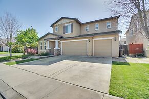 4 Mi to Dtwn Merced: Spacious Home w/ Yard!