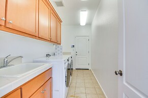 4 Mi to Dtwn Merced: Spacious Home w/ Yard!