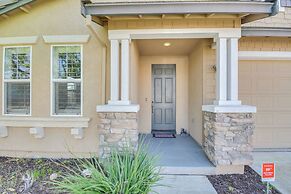 4 Mi to Dtwn Merced: Spacious Home w/ Yard!