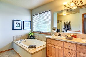 Lovely Dundee Home w/ Private Yard & Fire Pit!