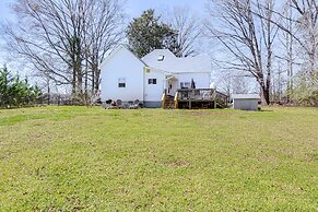 'the Farmhouse' in Fort Lawn w/ Fire Pit & Deck!
