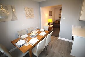 3 Bed House - Sleeps 6 - Fully Refurbished