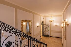 Decimo Meridio- At Spanish Steps-