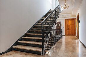 Decimo Meridio- At Spanish Steps-