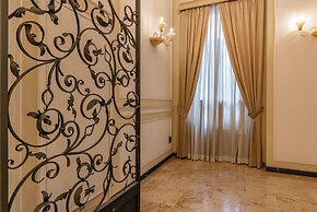 Decimo Meridio- At Spanish Steps-