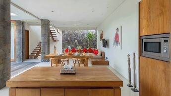 Stunning 2 Br Pool Villa With Rooftop In Seminyak