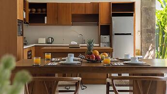 Stunning 2 Br Pool Villa With Rooftop In Seminyak