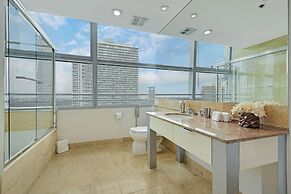 Roami at Brickell Arch