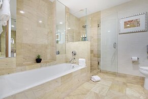 Roami at Brickell Arch