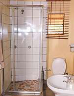 Self Catering Chalets - Manyeleti