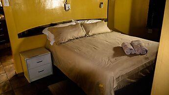 Self Catering Chalets - Manyeleti